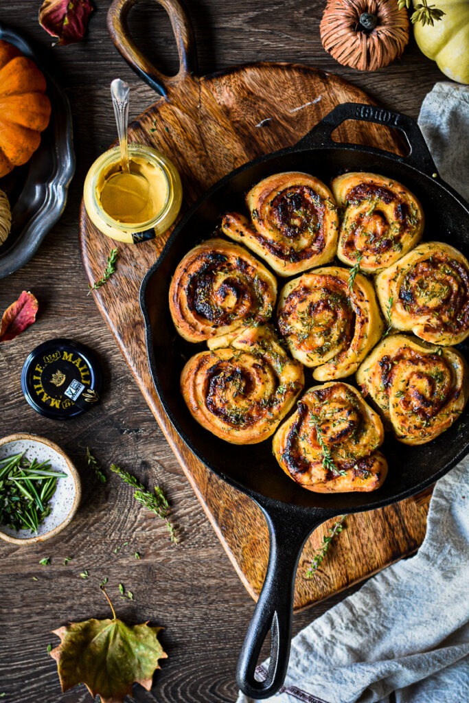 Savory Prosciutto and Gruyere Rolls