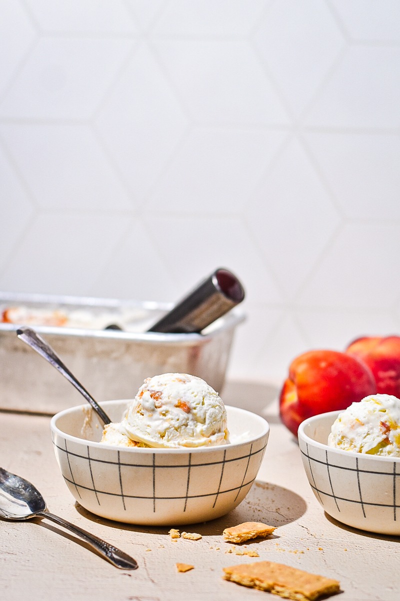 Peach cobbler ice cream served in two bowls.