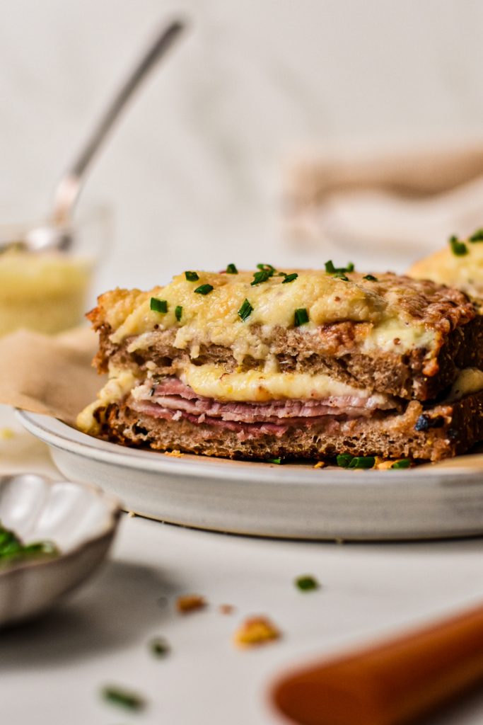 Side view of the croque monsieur to see the layers inside.